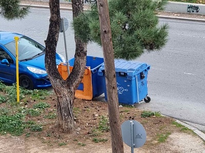 Καδοι επανω στον δρόμο 