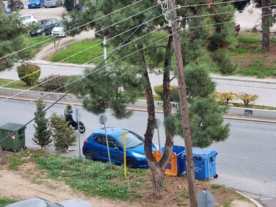 Καδοι επανω στον δρόμο 