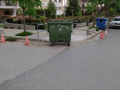 Κάδος σε ράμπα ΑΜΕΑ