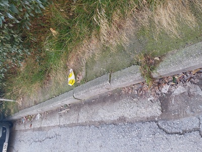 σκουπίδια  στους δρόμους επι της βρυουλων κεντρικος δρόμος 