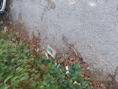 σκουπίδια  στους δρόμους επι της βρυουλων κεντρικος δρόμος 