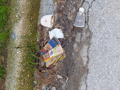 καθαριότητα των δρομων βρυουλων με ισμηνης και ο κατηφορικος δρομος που οδηγει στην είσοδο εργων του μετρο