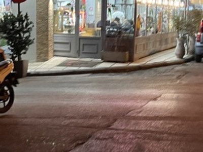 καταληψη πεζοδρομείου απο ταχυφαγείο thess... Γυρο