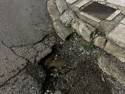 Τρυπα στο δρομο 