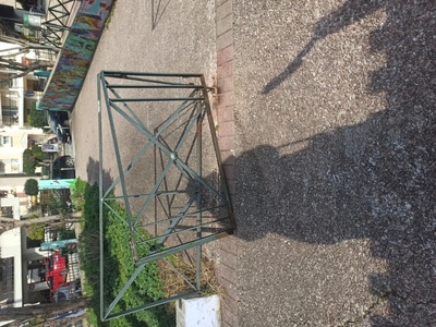 Σπασμενη πορτα