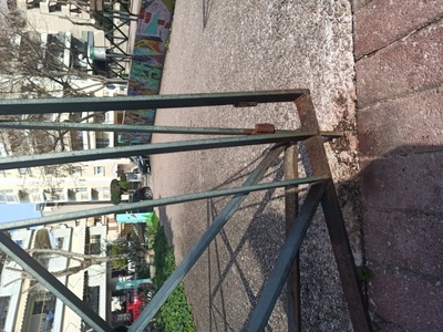 Σπασμενη πορτα