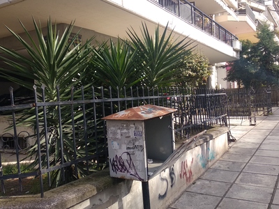 Επικίνδυνο μεταλλικό κουτί σε πεζοδρόμιο