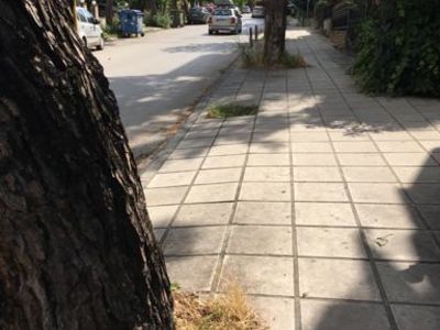 Τρύπα στο πεζοδρόμιο μετά από εργασία του Δήμου