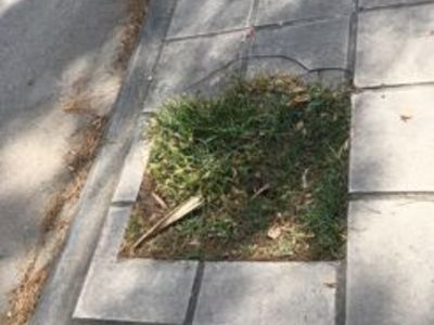 Τρύπα στο πεζοδρόμιο μετά από εργασία του Δήμου