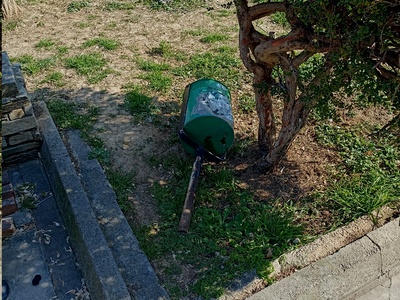 Κατεστραμμένο καλάθι σε πάρκο 