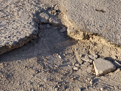 Επικίνδυνο οδόστρωμα σε είσοδο parking