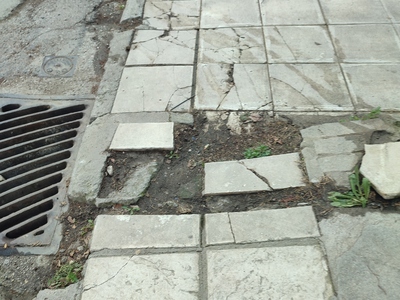 Άθλια και επικίνδυνα πεζοδρόμια 