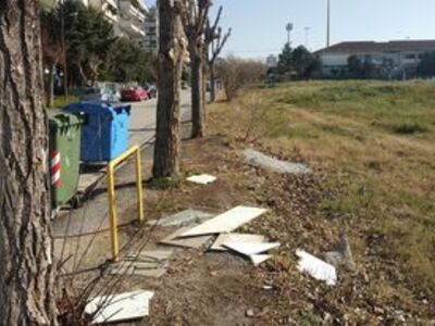 Σπασμένοι υαλοπίνακες διασκορπισμένοι στο πεζοδρόμιο  πλησίον των Δημοτικών σχολείων της Παπάγου