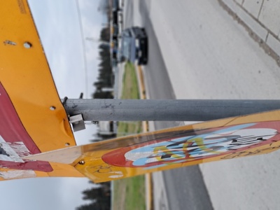 Μισο-ξηλωμένη μεταλική Ταμπέλα κυκλοφορίας  