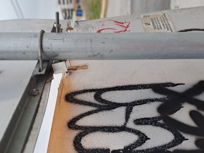 Μισο-ξηλωμένη μεταλική Ταμπέλα κυκλοφορίας  