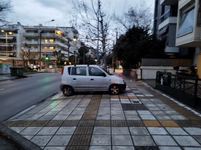 Παράνομη στάθμευση Τάκη Οικονομιδη πεζοδρόμιο 
