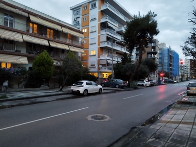 Παράνομη στάθμευση Τάκη Οικονομιδη πεζοδρόμιο 