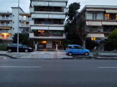 Παράνομη στάθμευση Τάκη Οικονομιδη πεζοδρόμιο 