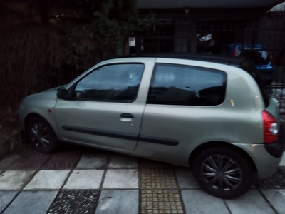 Παράνομη στάθμευση Τάκη Οικονομιδη πεζοδρόμιο 