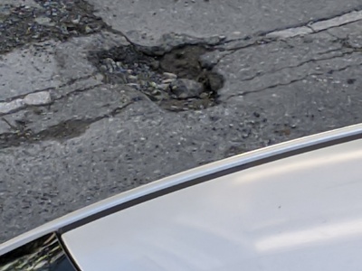 Τρυπα στο δρομο