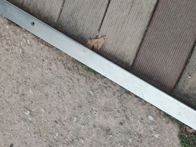 Ξηλωμενο πλαισιο σε μονοπάτι πεζόδρομου