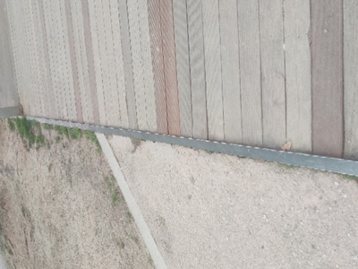 Ξηλωμενο πλαισιο σε μονοπάτι πεζόδρομου