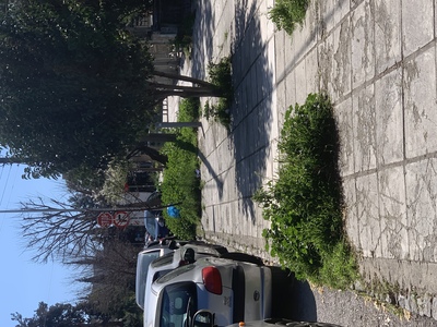 Σπασμένες πλάκες πεζοδρομίου 