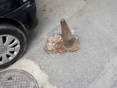 Αρ. 1522: Τρύπα στο οδοστωμα