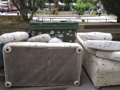 Πάρκο Κηφισίας - Σαλόνι μπροστά σε κάδο απορριμμάτων