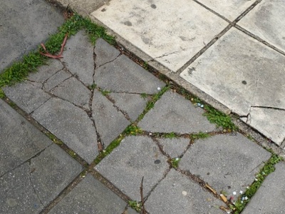 Σπασμένες και υπερυψωμένες πλάκες πεζοδρομίου 