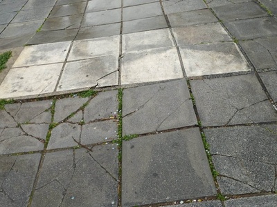 Σπασμένες και υπερυψωμένες πλάκες πεζοδρομίου 