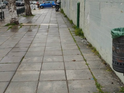 Σπασμένες και υπερυψωμένες πλάκες πεζοδρομίου 