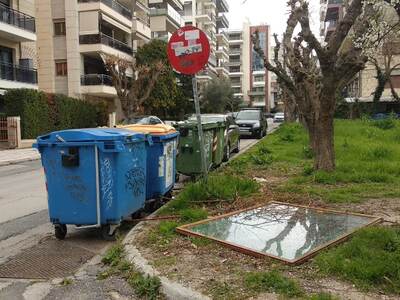 Μεγάλος υαλοπίνακας παρατημένος στο πεζοδρόμιο