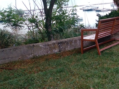 Παρατημένο παγκάκι