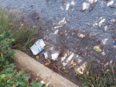 Καθαριότητα  στον κατηφορικό παράδρομο για τα έργα του μετρό στο υψος της βρυουλων 44