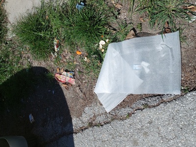 Καθαριότητα  στον κατηφορικό παράδρομο για τα έργα του μετρό στο υψος της βρυουλων 44