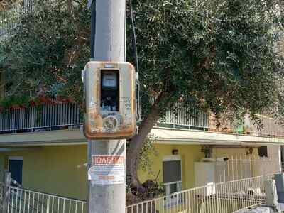 ΡΟΛΟΙ ΣΕ ΚΟΛΩΝΑ ΤΗΣ ΔΕΗ