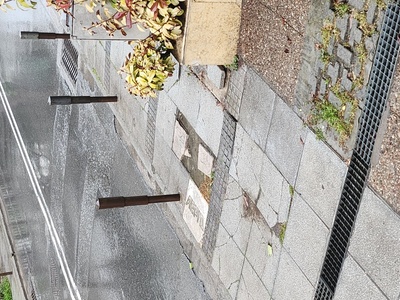 Καταστροφή πλακών πεζοδρομίου 