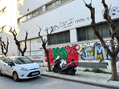 Παρατημενο οχημα σε πεζοδρομιο