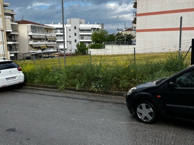 Κουρεμα χορτων κατα μηκος του πεζοδρομιου