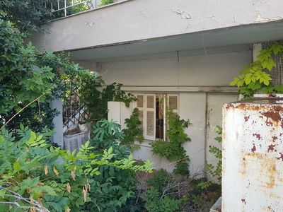 Οικόπεδο με το εγκαταλελειμμένο σπίτι εστια μολυνσης