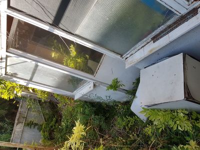 Οικόπεδο με το εγκαταλελειμμένο σπίτι εστια μολυνσης