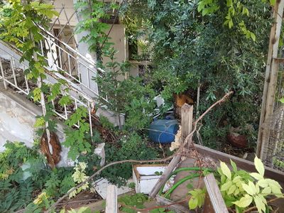 Οικόπεδο με το εγκαταλελειμμένο σπίτι εστια μολυνσης