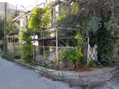 Οικόπεδο με το εγκαταλελειμμένο σπίτι εστια μολυνσης