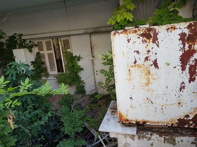 Οικόπεδο με το εγκαταλελειμμένο σπίτι εστια μολυνσης