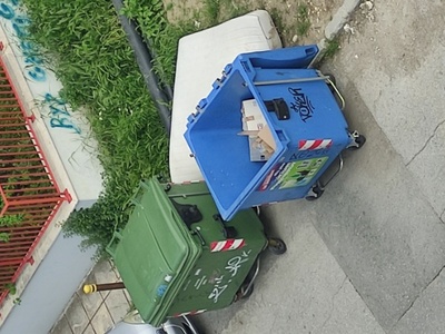 Στρώμα είναι στους κάδους από 10/5