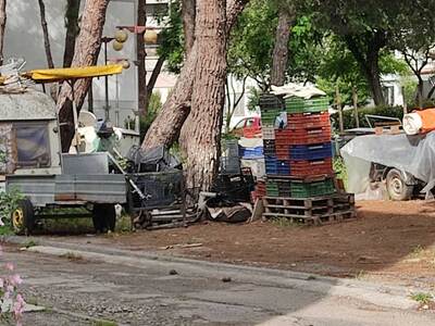 Απορρίματα σε πάρκο του Φοίνικα με αποτέλεσμα να μη μπορούν να καθαριστούν τα χόρτα