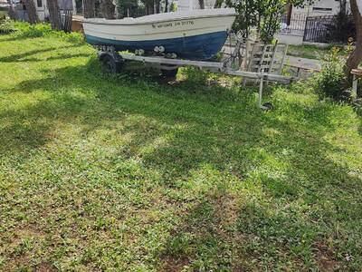 Απορρίματα σε πάρκο του Φοίνικα με αποτέλεσμα να μη μπορούν να καθαριστούν τα χόρτα