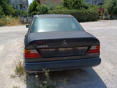 Εγκαταλελειμμένο αυτοκίνητο χωρίς πινακίδες