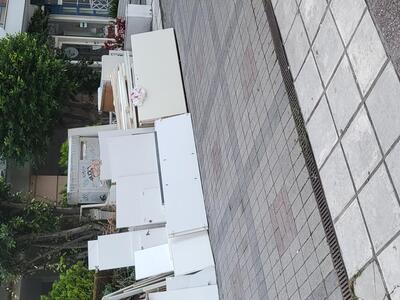 ΟΓΚΩΔΗ ΑΝΤΙΚΕΙΜΕΝΑ ΕΠΙ ΤΟΥ ΠΕΖΟΔΡΟΜΟΥ ΚΟΜΝΗΝΩΝ